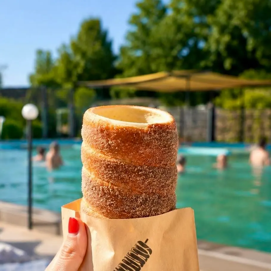 Kürtőskalács proaspăt, în fața bazinului