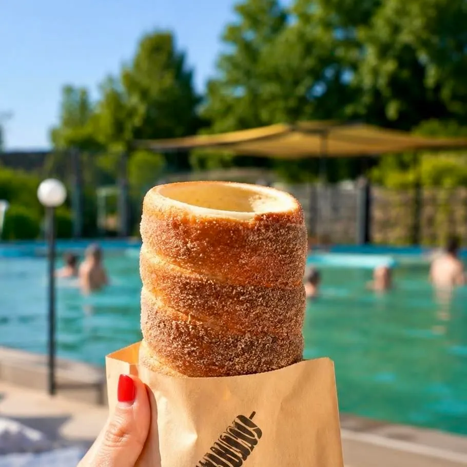 Kürtőskalács proaspăt, ținut în fața bazinului