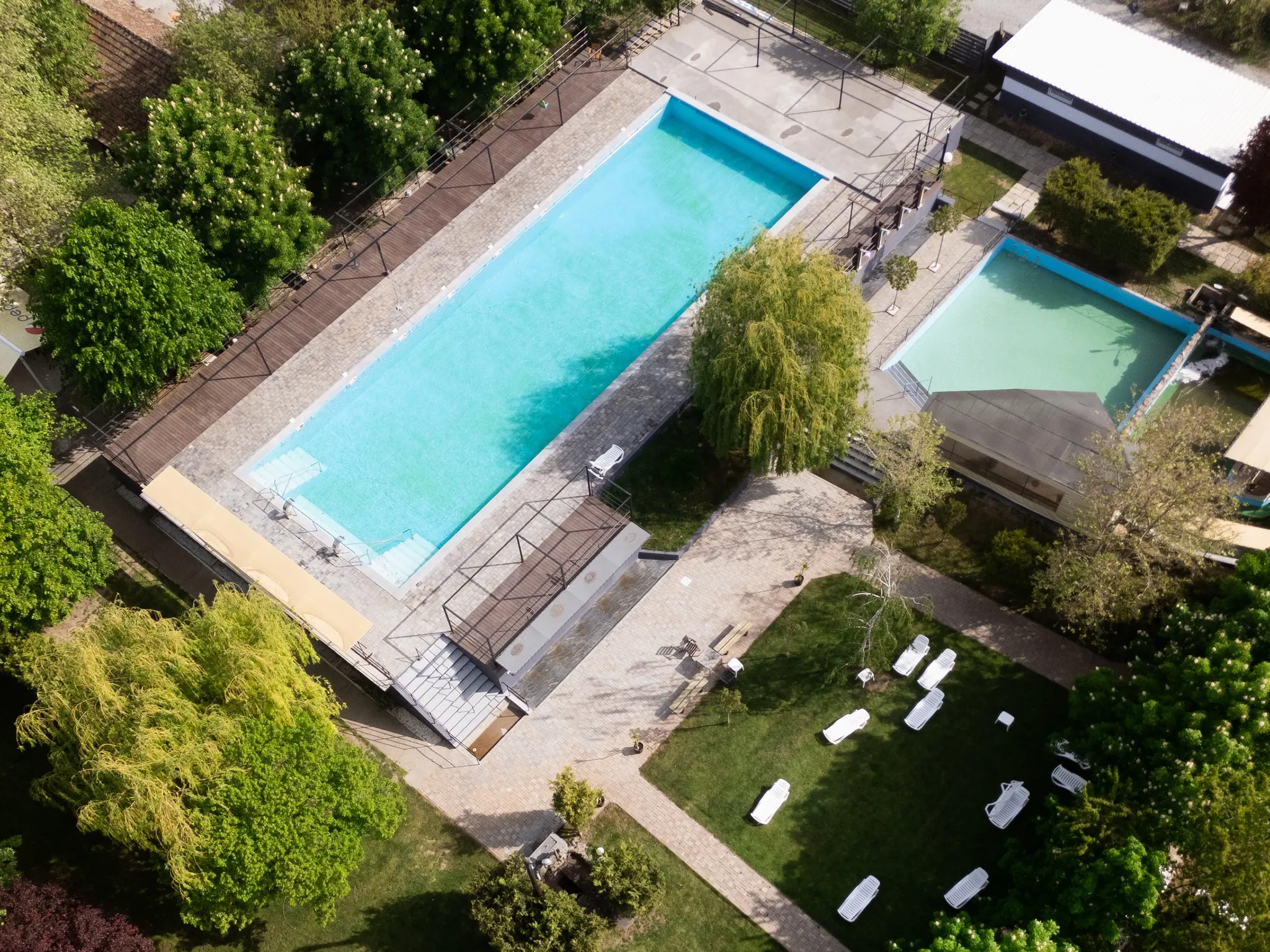 Vedere aeriană a întregului complex, cu bazinele și grădina